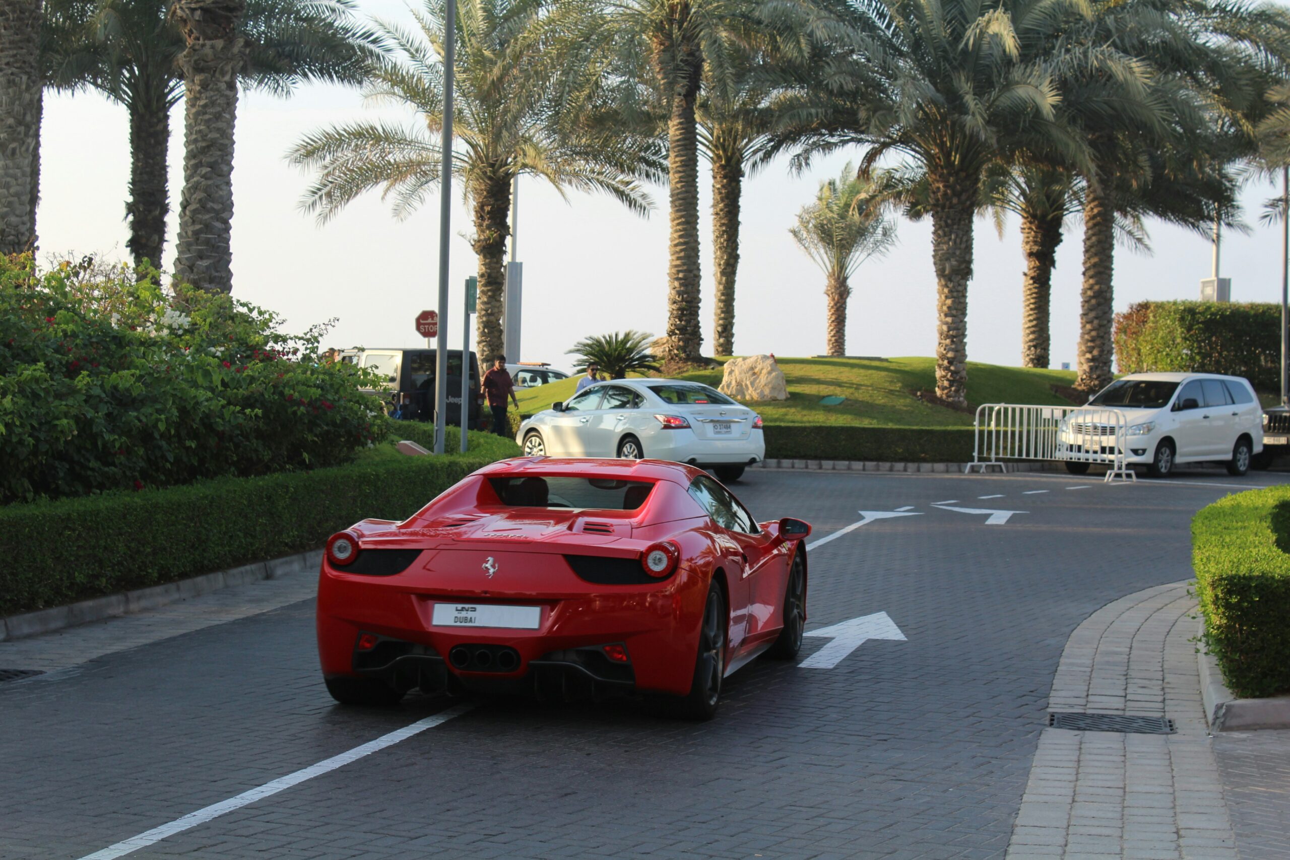 مظلات مواقف السيارات